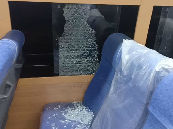 Opposing Petrol Bomb attack, John Pandiyan supporters attacked buses in Nellai Opposing Petrol Bomb attack, John Pandiyan supporters attacked buses in Nellai