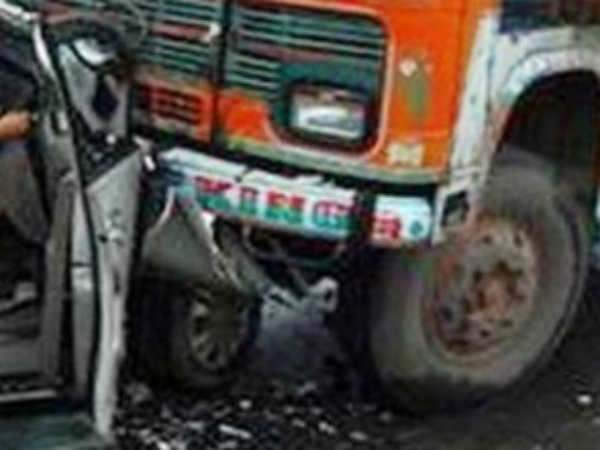 Couple who travels in bike hit by water lorry and died in Chennai Couple who travels in bike hit by water lorry and died in Chennai