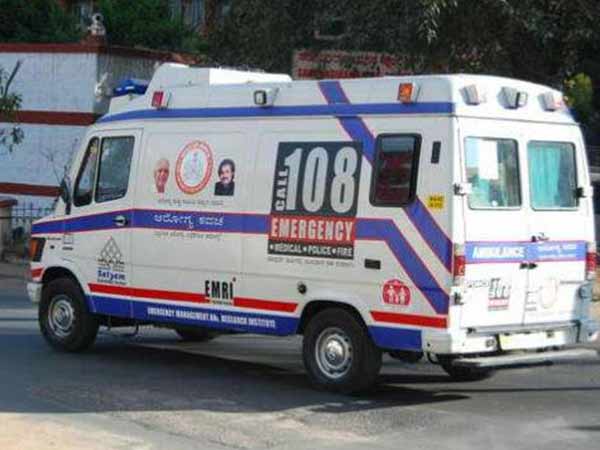 Chief Minister Palanisamy helped the victims of the accident near Ambur Chief Minister Palanisamy helped the victims of the accident near Ambur