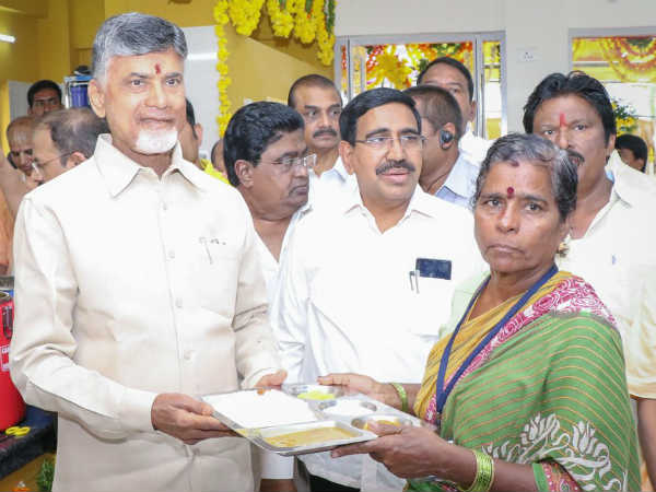 அண்ணா கேண்டீனில் சாப்பிட்ட நாயுடு