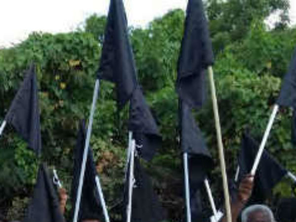 BJP workers tried to show black flag to Puducherry Chief minister Narayanasami BJP workers tried to show black flag to Puducherry Chief minister Narayanasami