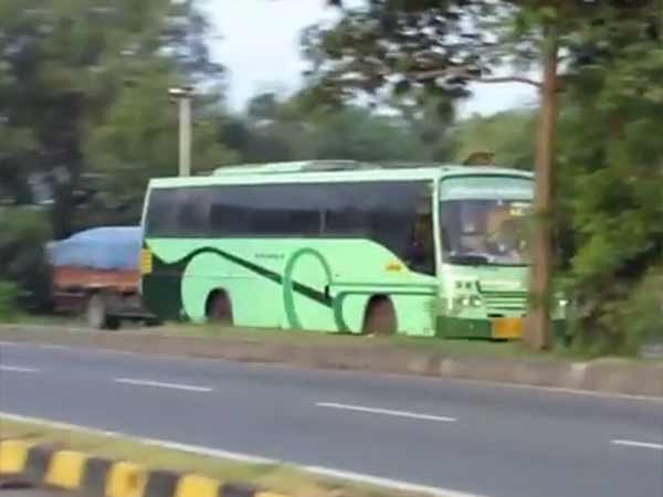 கண்டக்டர் இல்லா பேருந்து