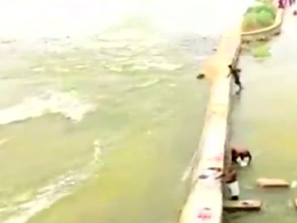Farmers are very happy as the Cauvery River enters into Trichy Farmers are very happy as the Cauvery River enters into Trichy