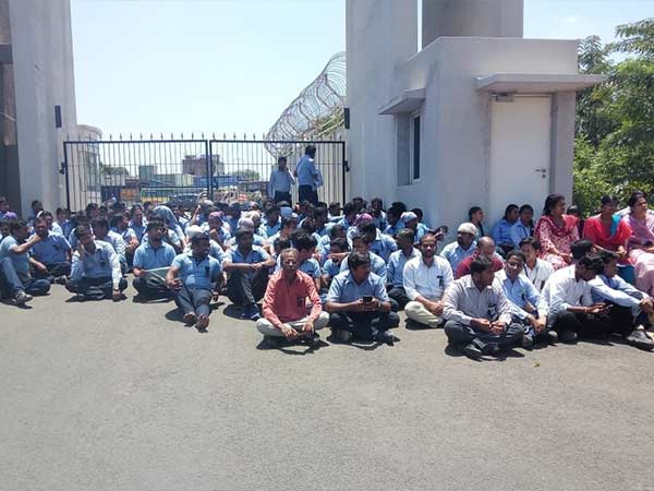 Chennai Metro rail workers protest in Koyambedu Chennai Metro rail workers protest in Koyambedu