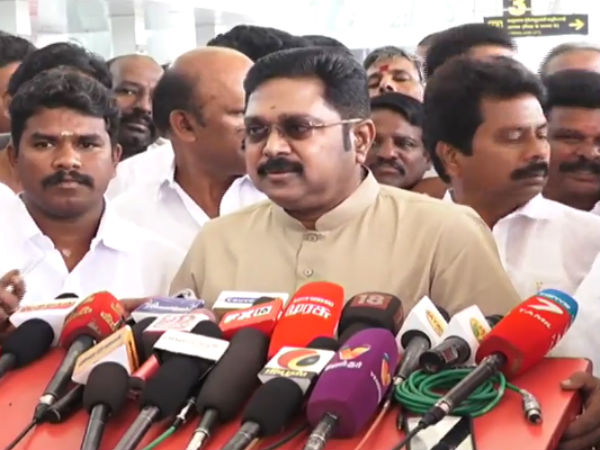 மாற்றி பேசி வருகிறார்