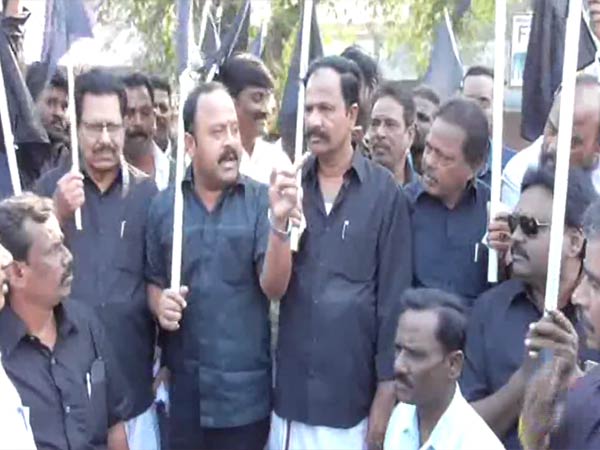 போலீஸ் கைது