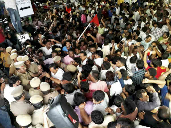 தொண்டர்களின் போஸ்டர்