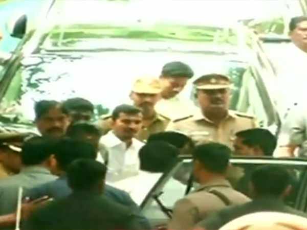 முதல்வரை பின்தொடர்ந்த 4 பேர்