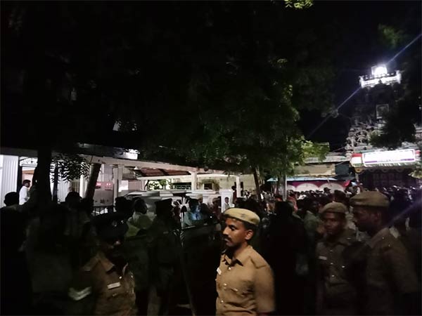All lights switched off outside of Karunanidhi home in Gopalapuram All lights switched off outside of Karunanidhi home in Gopalapuram