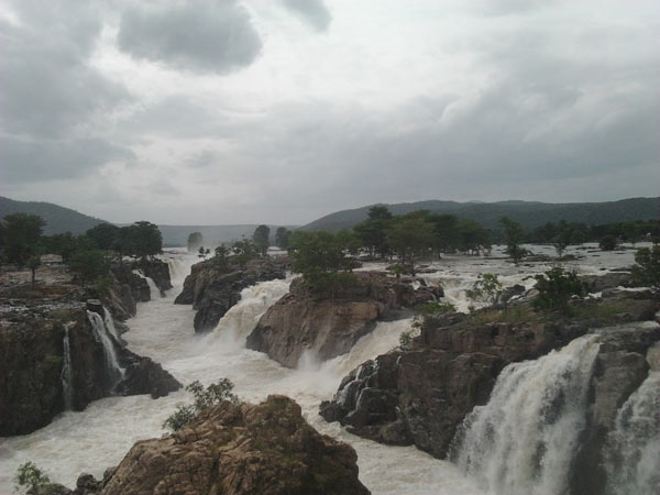 Water Flow increased in Cauvery: Flood warning in Hogenakkal area Water Flow increased in Cauvery: Flood warning in Hogenakkal area