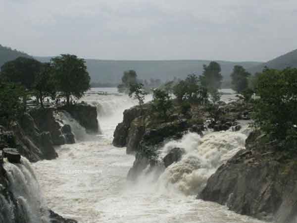 Increase in water flow to 70,000 cubic feet in Hogenakkal Increase in water flow to 70,000 cubic feet in Hogenakkal