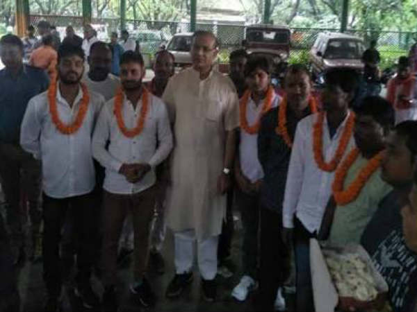 Union Minister Jayant Sinha honouring mob lynching accused after bail Union Minister Jayant Sinha honouring mob lynching accused after bail