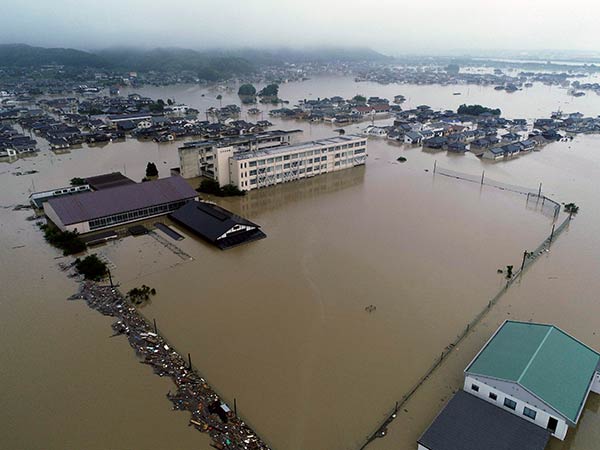 Rain continues in Japan, Flood kills 130 people, More than 300 people missing Rain continues in Japan, Flood kills 130 people, More than 300 people missing