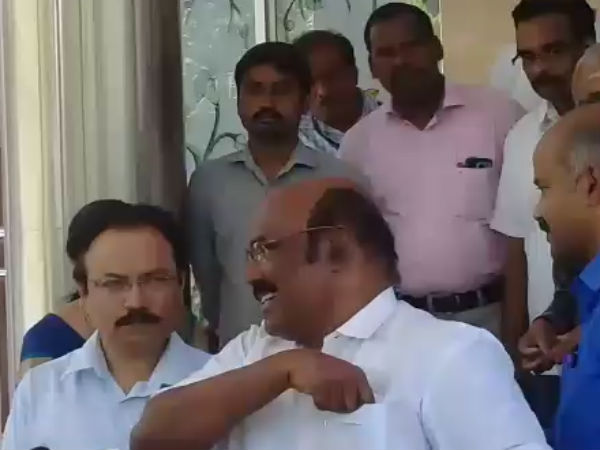மாற்றி மாற்றி பேசுகிறார்