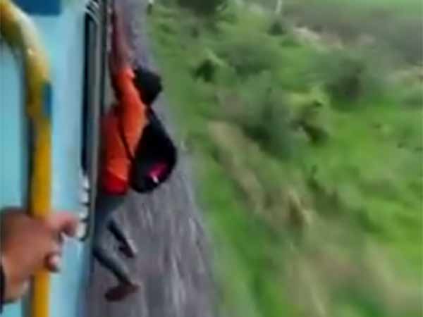Karnataka train ‘Stunt’ gone wrong- Viral video Karnataka train ‘Stunt’ gone wrong- Viral video