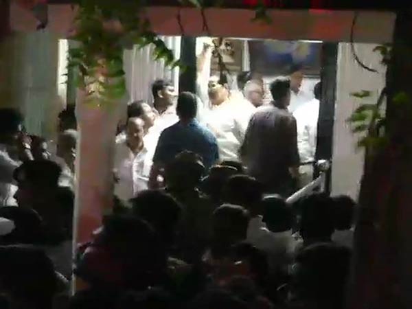 மருத்துவமனைக்குள் நிர்வாகிகள்