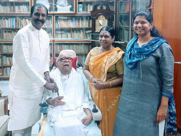 Karunanidhi gives his pen as birthday gift to poet Vairamuthu Karunanidhi gives his pen as birthday gift to poet Vairamuthu