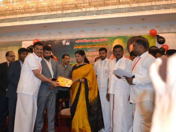 கனிமொழிக்கு நினைவுப்பரிசு