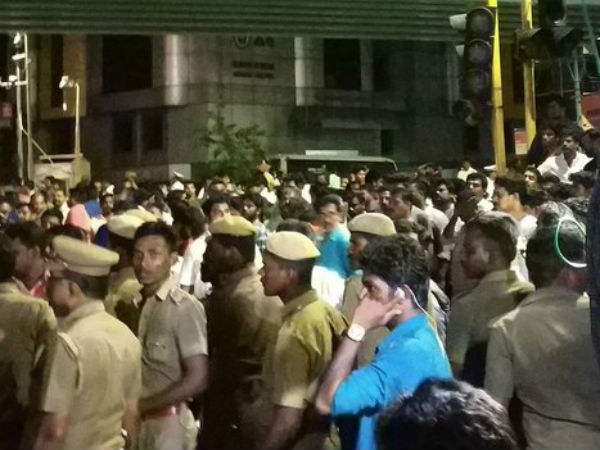 Karunanidhi Health Is Stable: DMK cadres are celebrating outside The Kauvery Hospital Karunanidhi Health Is Stable: DMK cadres are celebrating outside The Kauvery Hospital