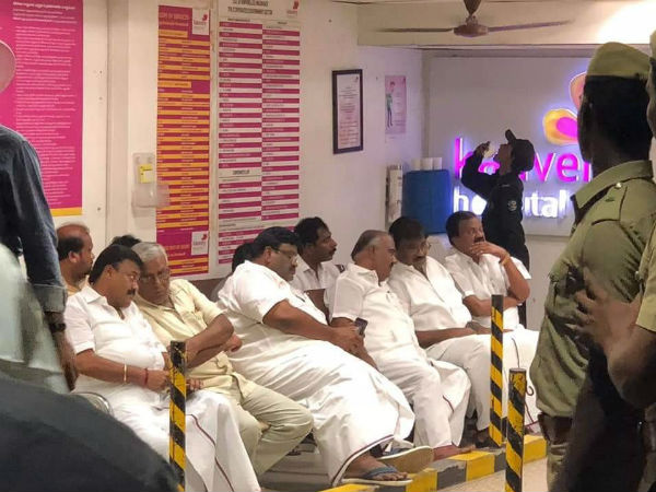 Karunanidhi Health Is Stable: DMK cadres are celebrating outside The Kauvery Hospital Karunanidhi Health Is Stable: DMK cadres are celebrating outside The Kauvery Hospital