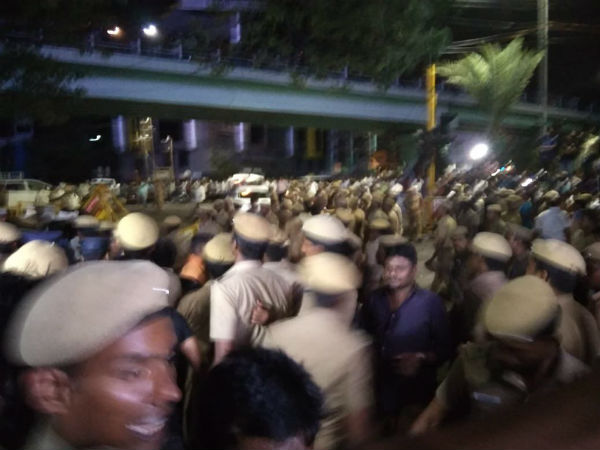 Police and DMK cadres clash at Cauvery hospital Police and DMK cadres clash at Cauvery hospital