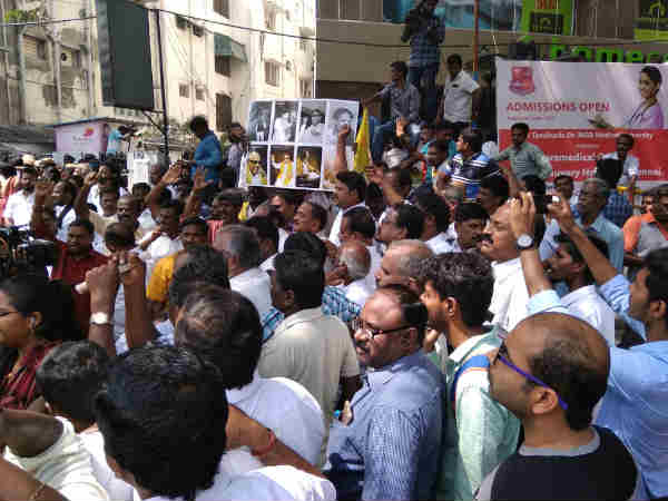 குவியும் தொண்டர்கள்