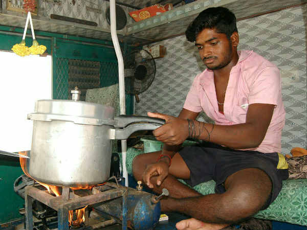 Lorry Strike on 2-nd day - Drivers cook in Lorries Lorry Strike on 2-nd day - Drivers cook in Lorries