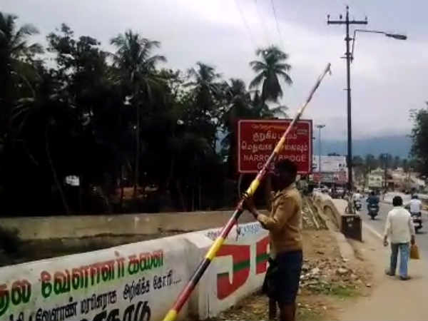 MDMK Party members gathered against the District Secretary in Periyakulam MDMK Party members gathered against the District Secretary in Periyakulam