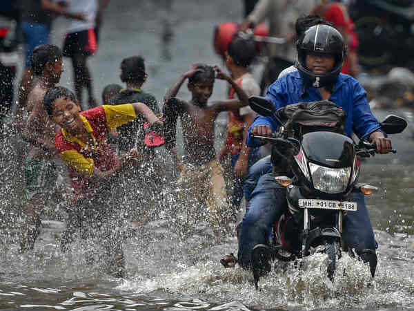 Heavy rain in Mumbai, trains hit and delay Heavy rain in Mumbai, trains hit and delay