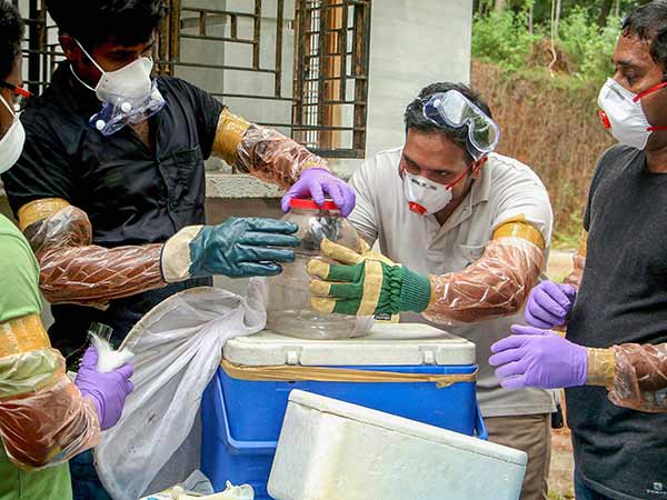 Institute of Human Virology gives an award to Kerala for its action against Nipah Institute of Human Virology gives an award to Kerala for its action against Nipah