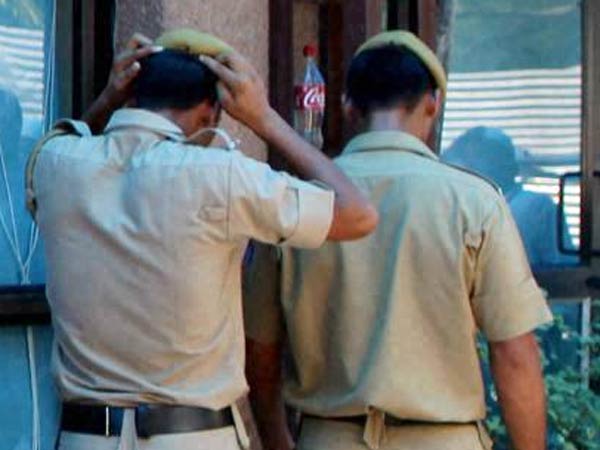 போலீசாருக்கு நெருக்கடி