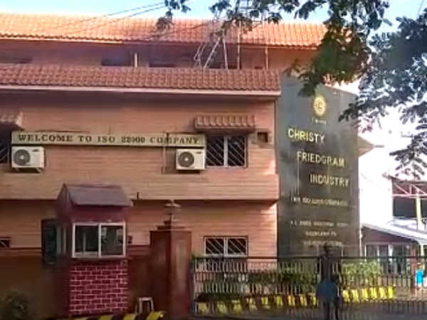 Sri Lankan navy arrests 15 TN fishermen Sri Lankan navy arrests 15 TN fishermen