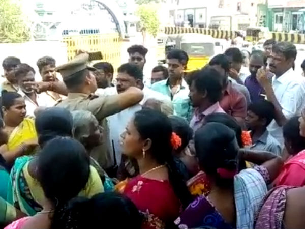 ADMK and AMMK party clashes each other ADMK and AMMK party clashes each other