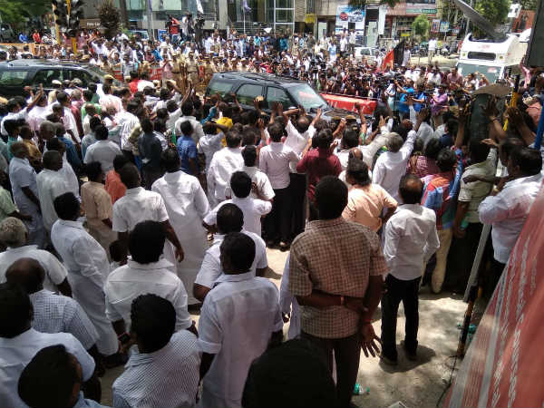 சீமானுக்கு எதிர்ப்பு