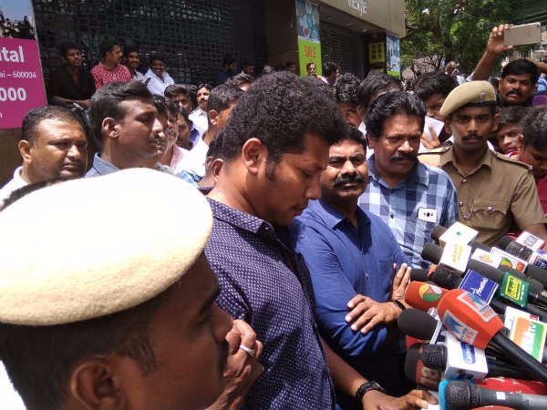 கண்டிப்பு காட்டினார்