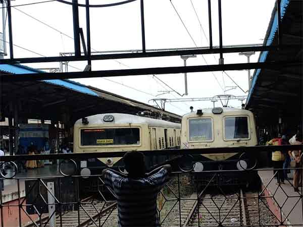 Signal problem in Chennai Park station Rail transport affected Signal problem in Chennai Park station Rail transport affected