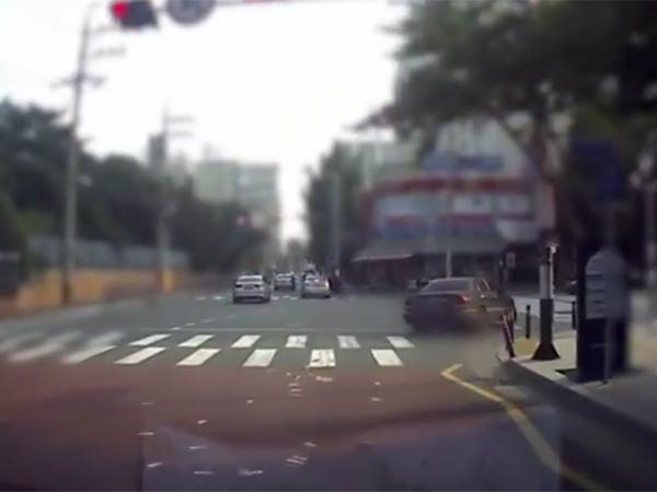 South Korean woman throws away cash worth millions on road South Korean woman throws away cash worth millions on road
