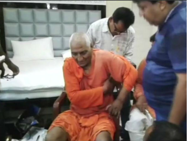 Swami Agnivesh attacked by fringe group in Jharkhand Swami Agnivesh attacked by fringe group in Jharkhand