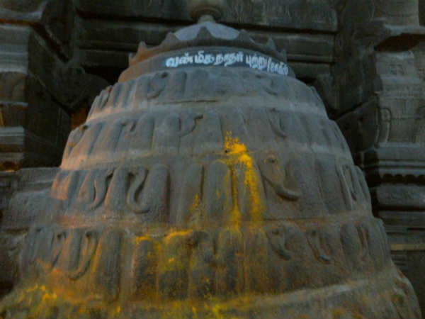 அம்மனுக்கு காட்சி தரும் இறைவன்