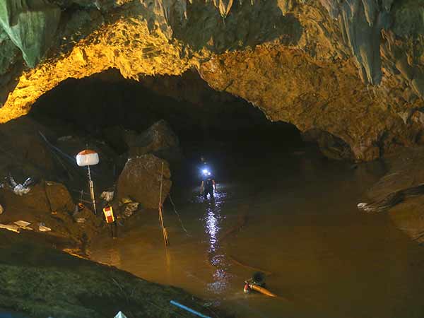 Thai boys rescue: Former Navy diver dies Thai boys rescue: Former Navy diver dies