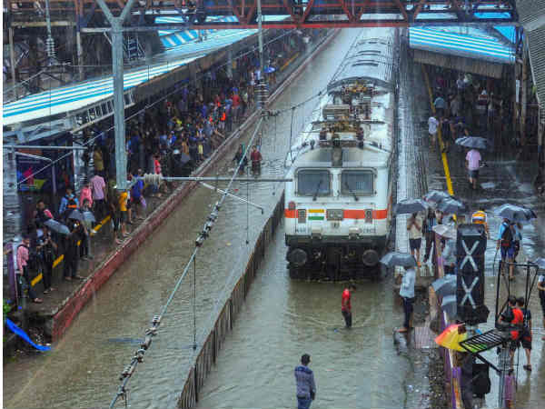 Heavy rains in Mumbai, trains disrupt, Heavy rains in Mumbai, trains disrupt,