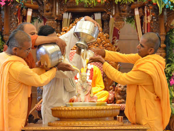on guru poornima day pooja observed by all sanyasis is vyasa pooja on guru poornima day pooja observed by all sanyasis is vyasa pooja