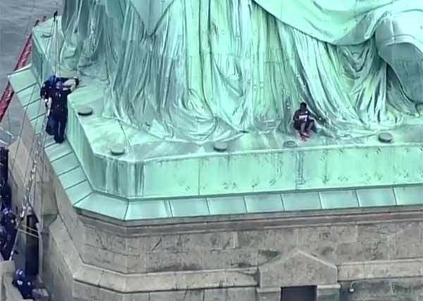 Woman Climbs Statue of Liberty Forcing 4-Hour Standoff With Police Woman Climbs Statue of Liberty Forcing 4-Hour Standoff With Police