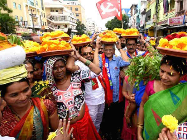 Leftist Yechury offers floral kalash to Goddess Kali Leftist Yechury offers floral kalash to Goddess Kali