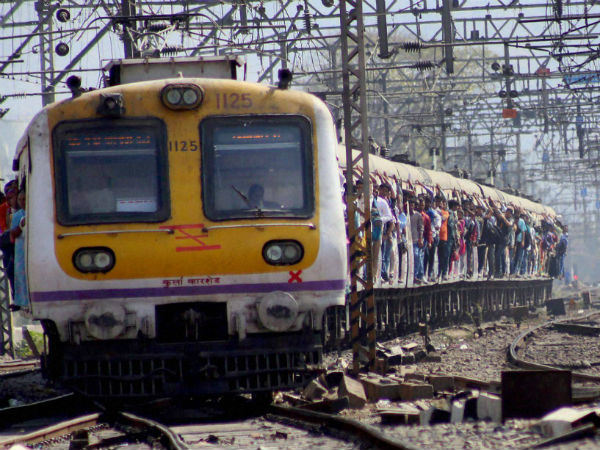 Snake entered into local train in Mumbai commuters bizarre Snake entered into local train in Mumbai commuters bizarre