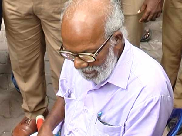 ஜெ.க்கு விபூதி அளித்தவர்