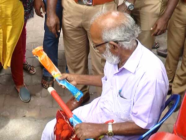 ஊன்றுகோலுடன் முதியவர்