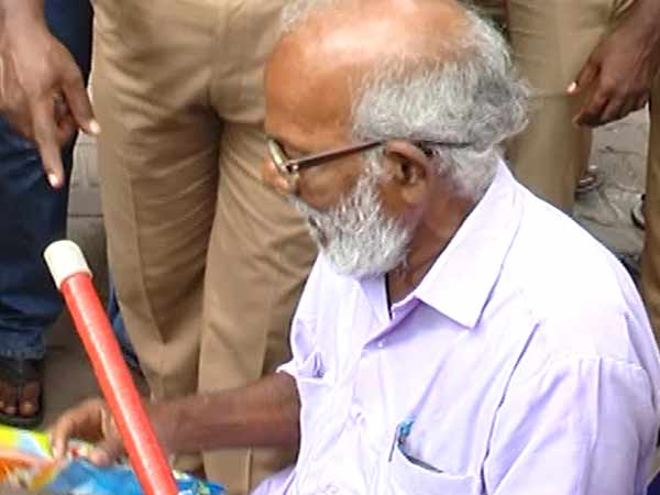 கருணாநிதிக்காக ஊன்றுகோல்