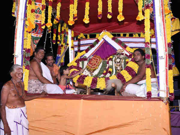 சிறப்பு அலங்காரத்தில் முருகன்