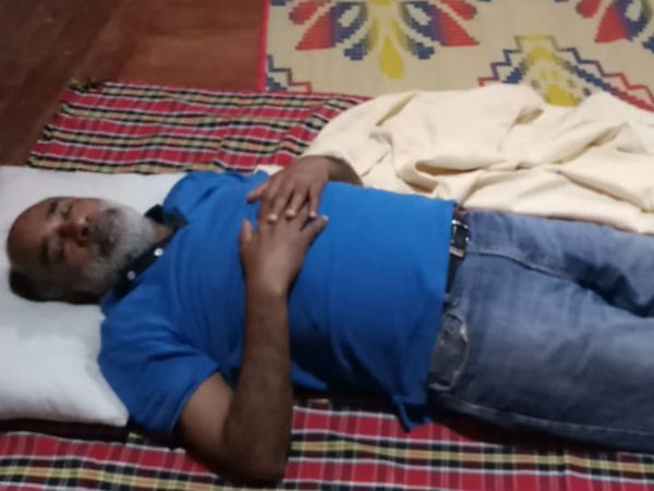ஒரு வெளம்பரம்.. முகாமில் தூங்கிய படத்தை டிவிட்டரில் போட்டு வாங்கிக் கட்டிய மத்திய அமைச்சர் 